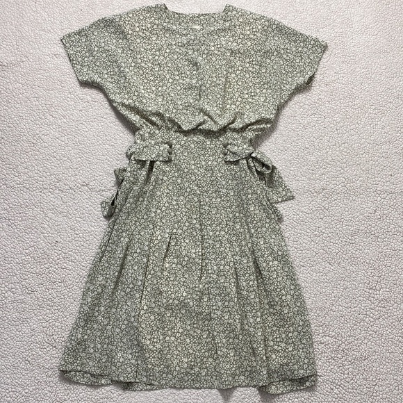Five Dresses & Skirts - Vintage Sage Green Floral Short Sleeve MIDI Dress Size Medium (9)